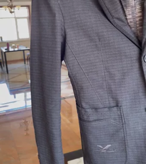 黑色西服上衣，港版，原价六百，现价一百五出...