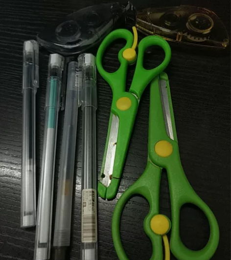 签字笔，安全剪刀，修正带，全套打包一起带走...