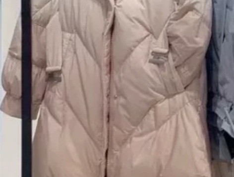 朝花夕拾渐变羽绒服，全新带吊牌 感兴趣的话...