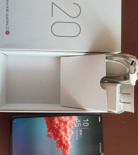 中兴天机AXON20手机，屏下前置摄像头，...