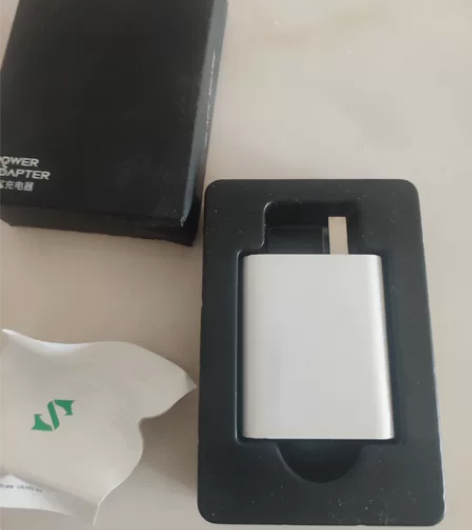 黑鲨充电器30W单口，99新 感兴趣的话点...
