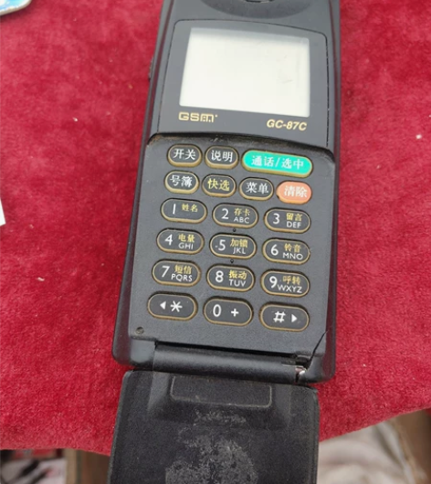 摩托罗拉gc87c 古董级怀旧手机，底部有...