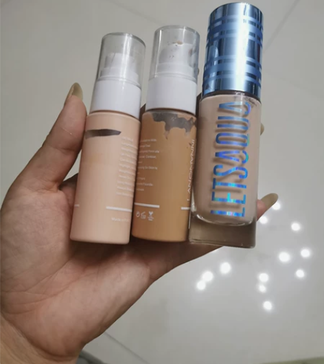 粉底，有白色，小麦色，水润保湿粉底，啥牌子...