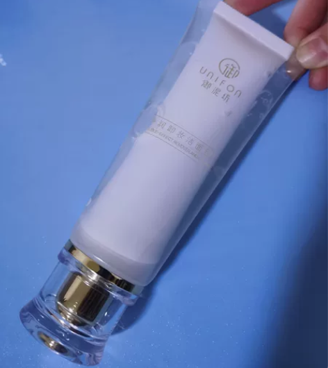 御泥坊洁面，塑封拆了挤了一点 感兴趣的话点...