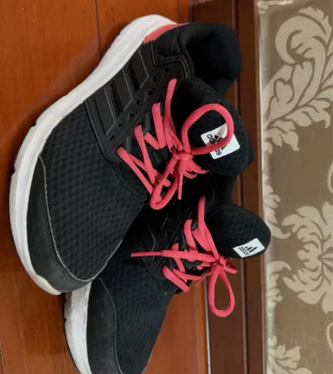 阿迪运动鞋 于专柜购入 绝对真品 感兴趣的...