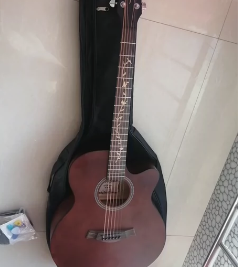 吉他闲置,买来没有几天就在家吃灰,成色全新...