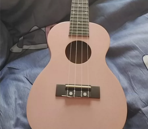 一把粉色尤克里里 如图 闲置出 2.16以...