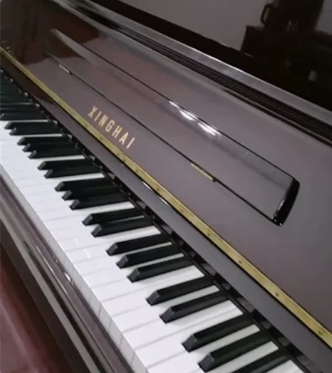 优雅的酒红色120高度星海钢琴,低音厚实震...