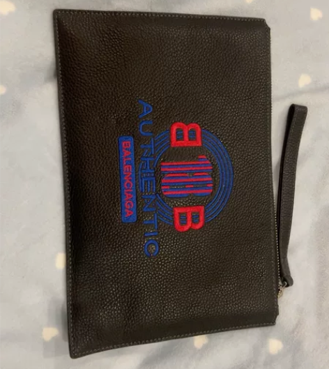巴黎世家手拿包，朋友送的，一次没用过！尺寸...