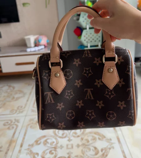 出一只女士手提包，肩带丢失，容量还可以的，...