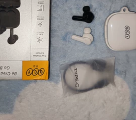 QCY T13蓝牙耳机 一只白左耳,一只黑...
