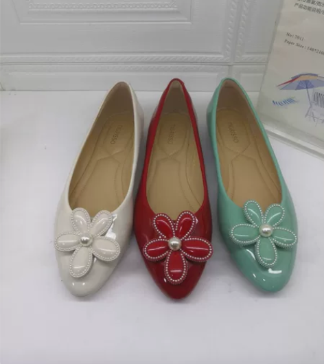 品牌撤柜蹀愫2023新款珍珠平跟漆皮淑女单...