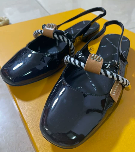 【99新】小CK单鞋，鞋底胶纸没撕，撕掉很...