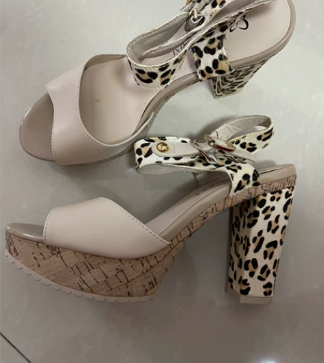 伊伴女鞋米色夏季豹纹羊皮马毛女一字带高跟厚...