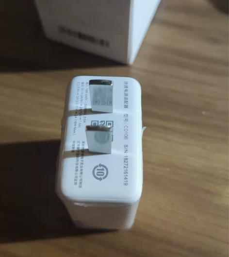 锤子R1  18W充电头，带灯线。型号CD...