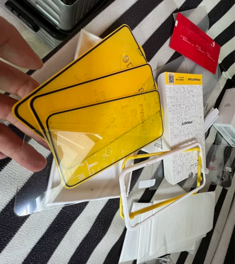 11pm的钢化膜4片：品胜一张 其他三张；...