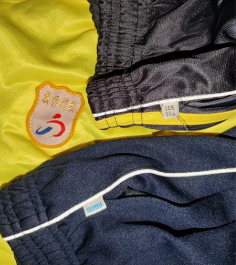 低价转让小娃穿过的校服一套，另一套只有裤子...