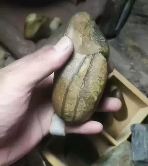 和田籽料，大把件，锦灰堆题材料 感兴趣的话...