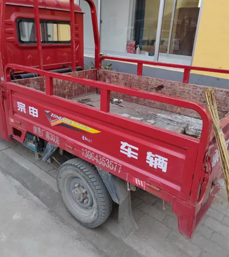 自家老人骑的三轮宗申带棚摩托，平时厂里倒点...
