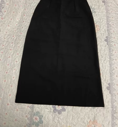 黑色西装A字裙,长款,穿了一两次,小码质量...