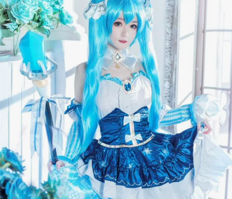 漫路人2019雪初音 领口那颗宝石没有了其...