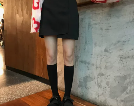 花田橱窗+黑色a字裙不规则港风气质裙子高腰...
