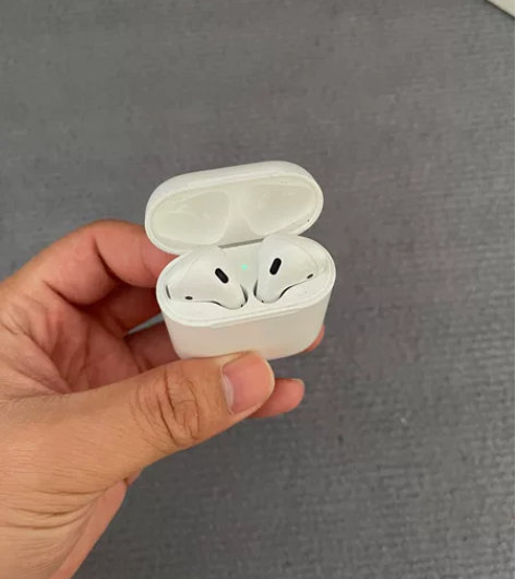 AirPods一代耳机 自用的，应该三四年...