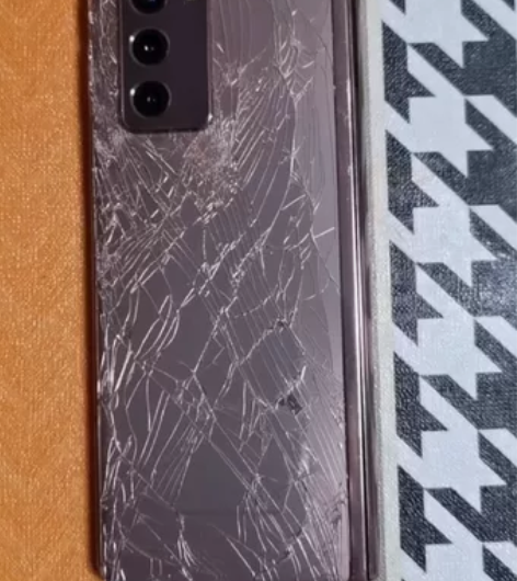 三星全面屏,后壳已碎,其余良好。 感兴趣的...