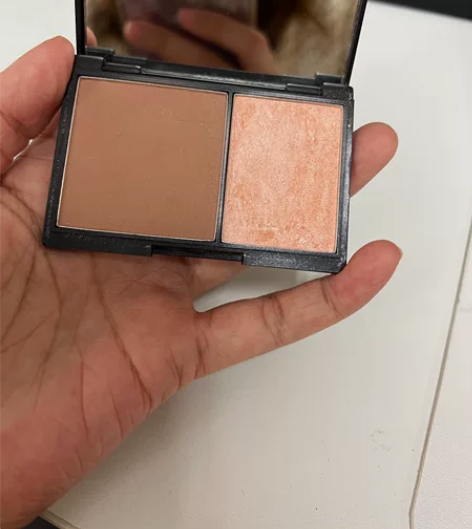 Sleek修容和高光一体盘 用量情况如图 ...