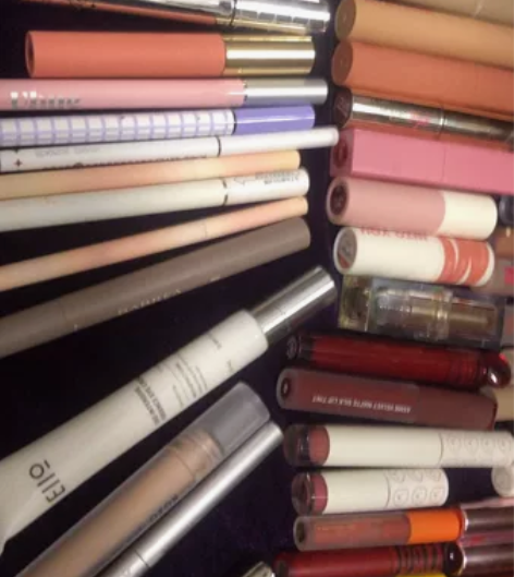 大部分都是没有用过的，仅试色，口红唇釉睫毛...