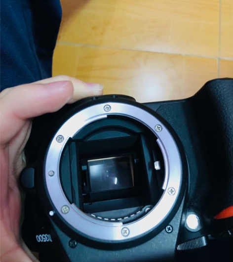 尼康D3500，是尼康年限较近，价格最便宜...