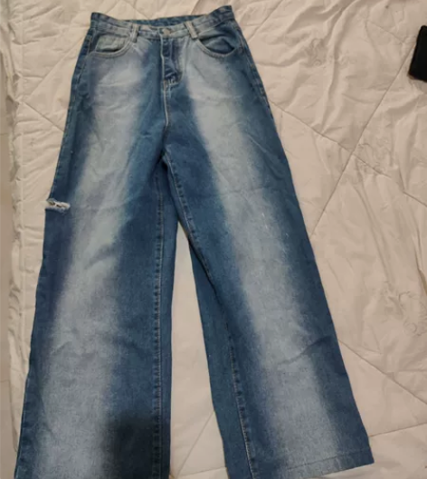 双色拼接牛仔裤，潮流女，质量很好！裤脚那里...