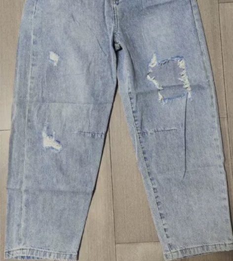 全新。破洞。做旧蓝色牛仔裤。 裤型是哈伦裤...