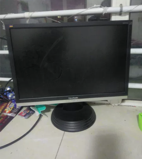 19寸优派液晶显示器，完好带连接线，同城自...