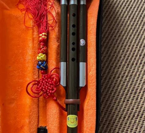 买来几天由于没时间学了现转让一把七孔葫芦丝...