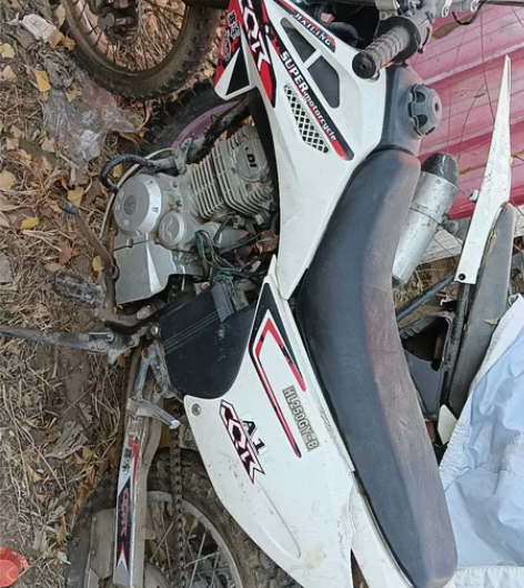 海玲越野摩托车一个，安装嘉陵越野第九代发动...