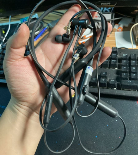 qcy降噪耳机配件机 两条 其中一条不开机...