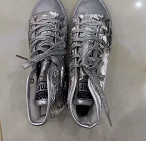 女休闲鞋帆布鞋亮片 一款亮片闪亮的休闲鞋，...