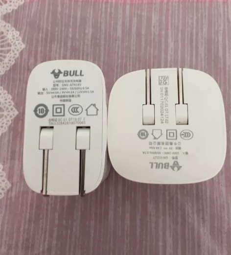 公牛充电头二只，带充满自动断电功能。充电功...