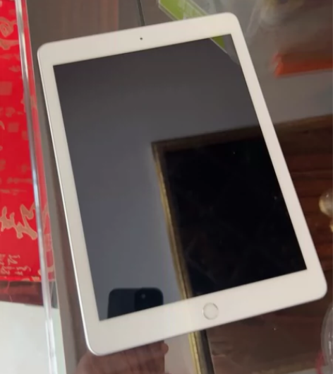 ipad 2018款 128g 机身背面有...