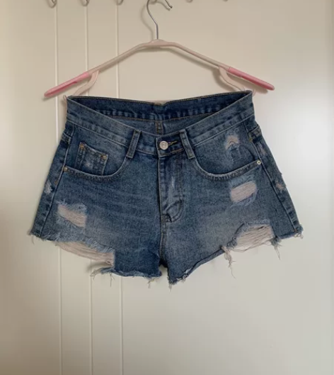 牛仔短裤 休闲，100斤以内能穿。 三件送...