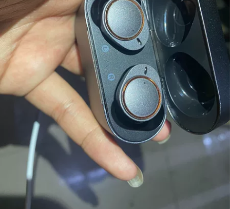 唐麦w5 动铁耳机 右耳续航短 半个小时左...