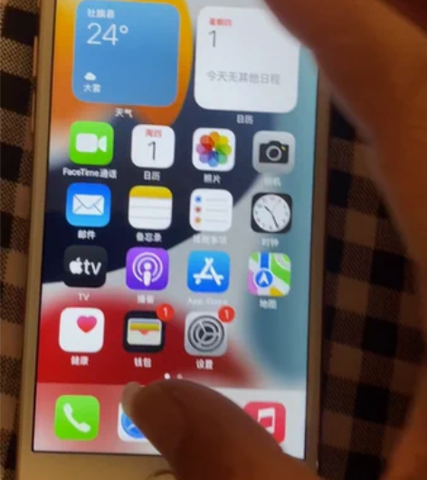 苹果8手机64G内存换过一块国产屏幕，背边...
