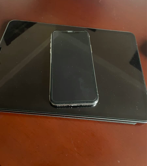 iPhone x 美版 无锁64屏幕漏液了...