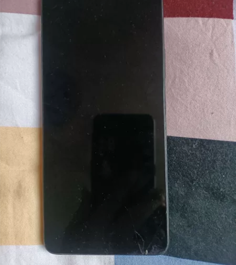 荣耀50，边框进水不开机，成色如图 感兴趣...