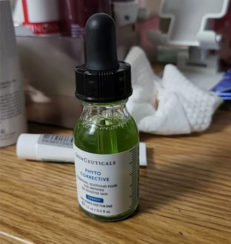 朋友送的，修丽可色修精华，还没用呢，痘痘就...