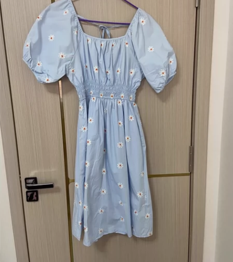 邻家女孩实体店购入 穿过四五次