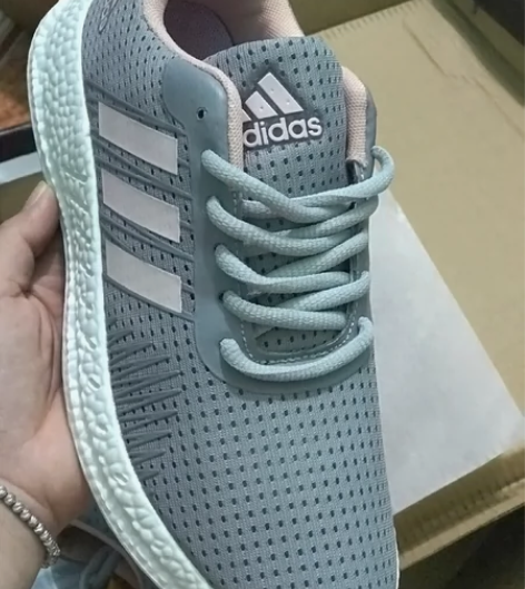 全新运动鞋阿迪，朋友送的，包装都在，家里鞋...