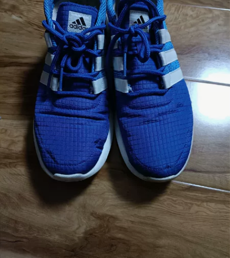 阿迪运动鞋  40码  九成新 感兴趣的话...