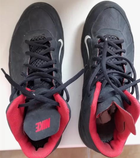 耐克运动鞋，鞋子很轻，穿着舒适，鞋底油磨损...